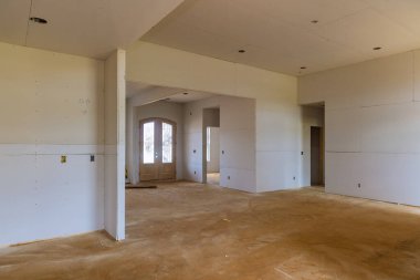 Yeni evdeki duvarlar için alçıtaşı alçıpan döşeme çalışması sürüyor