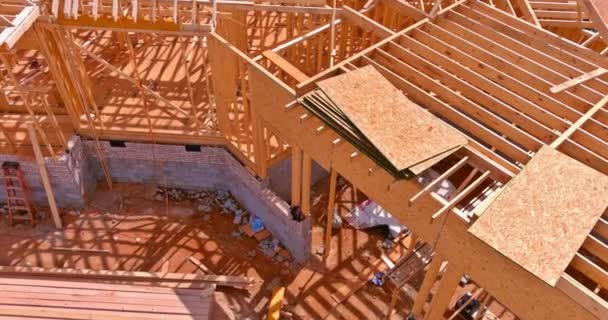 Primer plano nuevo palo construido casa en construcción bajo estructura de marco marco de madera de la casa — Vídeos de Stock