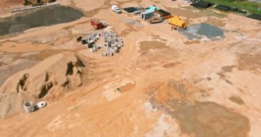 Kanalizasyon drenajı için tesisat hazırlıkları düzgün bir şekilde yere yığıldı.