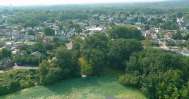 Konut alanının hava panoramik görüntüsü Sayreville New Jersey 'deki park alanını geliştiriyor.