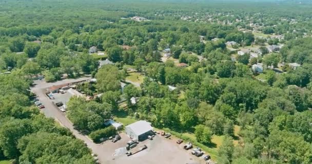 Πτήση με ένα drone πάνω από ένα με χαμηλά σπίτια στην πόλη Μονρό σε μια ηλιόλουστη μέρα στο New Jersey ΗΠΑ — Αρχείο Βίντεο
