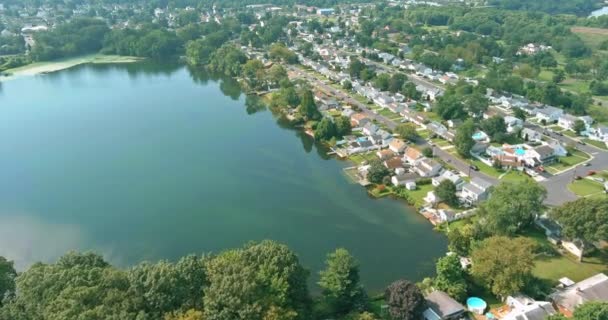 Sayreville New Jersey cityscape distrito dormindo casas residenciais ambiente de vida confortável na área perto da lagoa — Vídeo de Stock