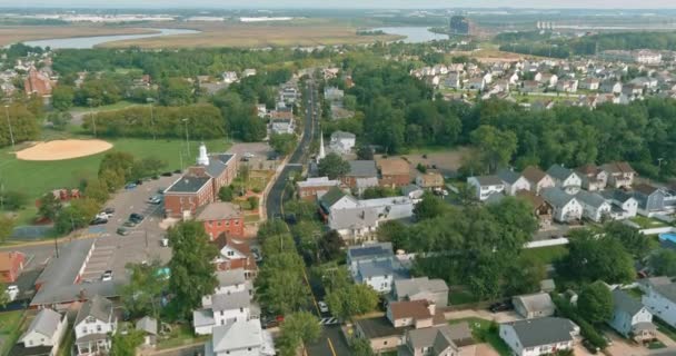 Μικρή πόλη των σπιτιών εναέρια κορυφή δει στο Sayreville New Jersey US — Αρχείο Βίντεο