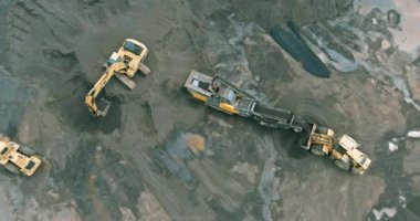 Taşları parçalamak ve asfalt karıştırma tesisinde parçalara ayırmak için gerekli ekipmanı bantlayan taşıyıcı.