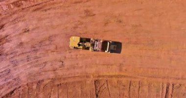 Ağır traktör makineleri inşaat için araziyi hizaladı