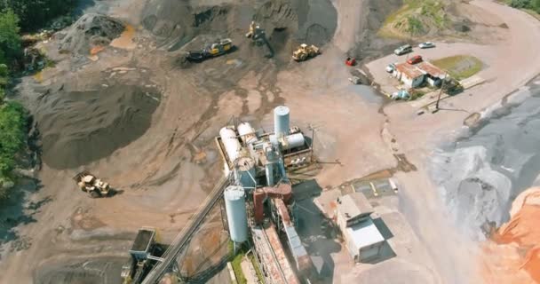 Вид с воздуха на завод асфальтобетонных смесей — стоковое видео