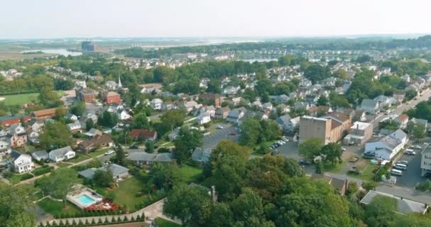 Amerikanische Kleinstadt mit Wohnviertel aus der Luft betrachtet in Sayreville New Jersey USA — Stockvideo