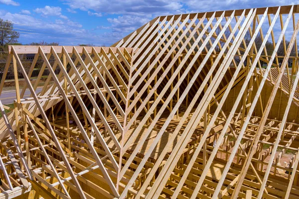 Widok Góry Konstrukcję Belek Dachowych Budowie Drewniany Dom Zbudowany — Zdjęcie stockowe