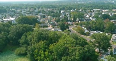 Sayreville New Jersey 'deki Amerikan modern evlerinin şehir gelişimine bakış açısı.