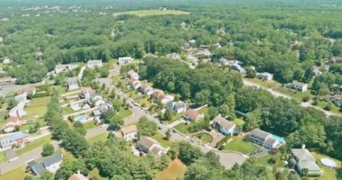 Monroe NJ ABD 'deki küçük kasaba manzaralı banliyö evleri uyuyan çatı evleri manzaralı