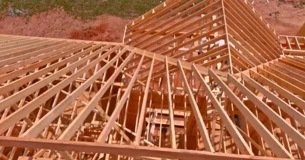 Construção de madeira do telhado moldando vigas treliças uma casa — Vídeo de Stock