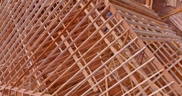 Υλικό κατασκευής σκεπής με ξύλινο σκελετό κατασκευής κατοικίας — Αρχείο Βίντεο