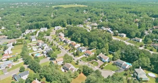 Panorama vista sobre el paisaje de la pequeña ciudad casas suburbio dormitorio área azoteas casas en Monroe NJ ES — Vídeos de Stock