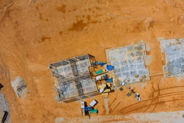 İnşaat alanının altındaki hava üst görünümü yeni bir ev için temel oluşturuyor