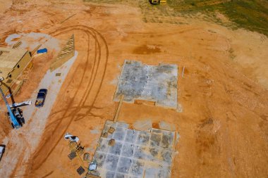 İnşaat sahasının altındaki evin temeli, havadan bakıldığında hazırlık aşamasında.