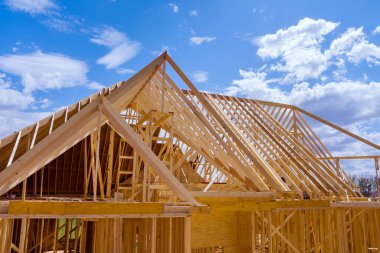 Yeni evin çerçeve kirişini ahşap çatı çerçevesi ile inşaat üst görünümü altında