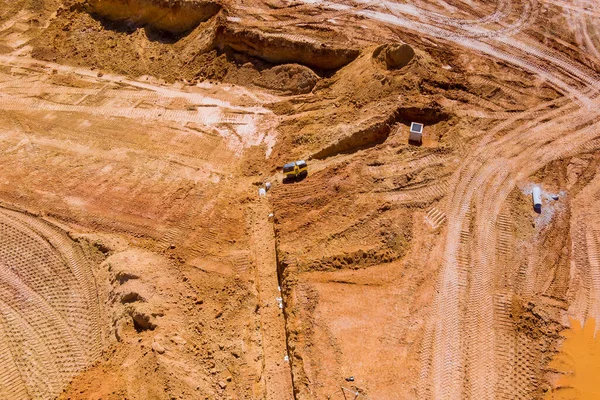 Yeraltı borularının döşeme çalışmalarına yönelik yeni yerleşim kompleks binaları için hazırlama sürecinin havadan görünüşü