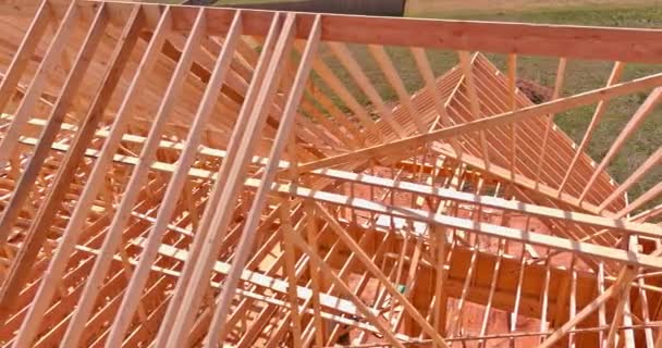 Çatı inşaatı için çatı döşeme müteahhidi. — Stok video