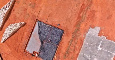Çakıl taşlarıyla kaplı bir drenaj plastik boru tesisatının içine yeraltı tesisatı kurmak