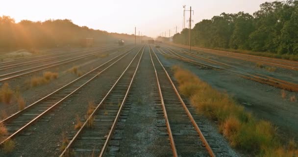 Plataforma ferroviaria en movimiento ferrocarril en las líneas principales al atardecer — Vídeos de Stock