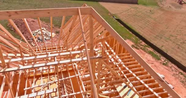 Um telhado de telhado sótão inacabado construção enquadramento de treliças vigas — Vídeo de Stock