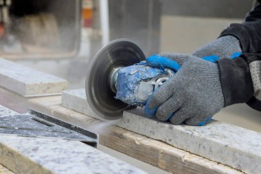İnşaat alanındaki endüstriyel aletlerin üretiminde granit levhanın kesilmesi