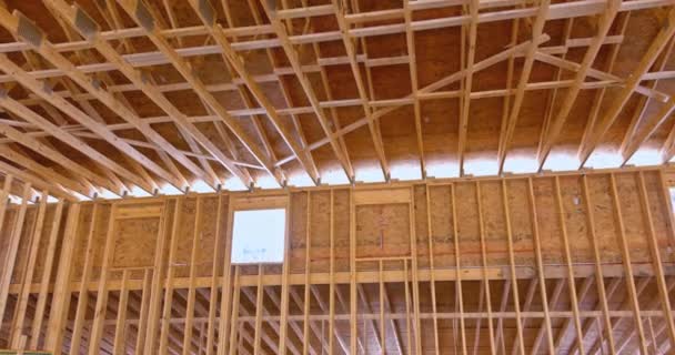Insaide vue de charpente poutres bâton construit nouvelle maison en construction — Video