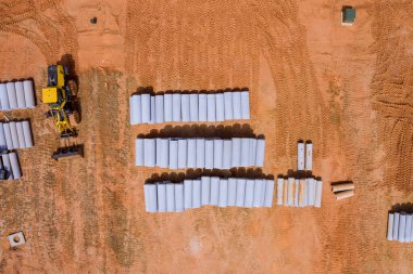 Hazırlık sürecinde inşaat alanının endüstriyel inşası için güçlendirilmiş beton borular drenajı