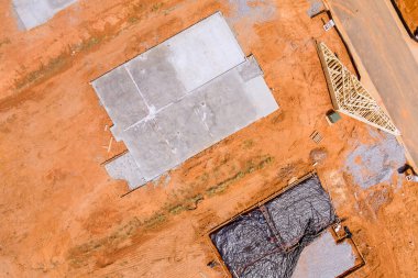 İnşaat alanının havadan görünüşü yeni ev beton temeli hazırlık sürecinde