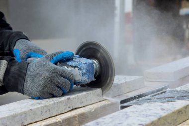 İnşaat alanı endüstriyel araçlarda granit levhanın üretimini kesiyor.