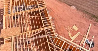 İnşaatın çatısında ahşap evler inşa edilmiş.