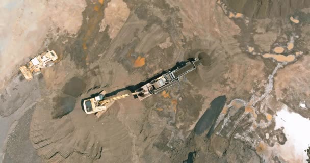 アスファルト製造時の砕石のためのコンベヤベルトの空中ビュー — ストック動画