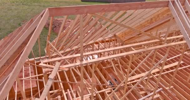 Rincian atas bingkai balok struktur atap dari kayu dengan sedang dibangun sebuah rumah — Stok Video