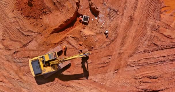Grävmaskiner som arbetar på grävunderlag för läggning av betongrör på byggarbetsplatsen på markarbeten — Stockvideo