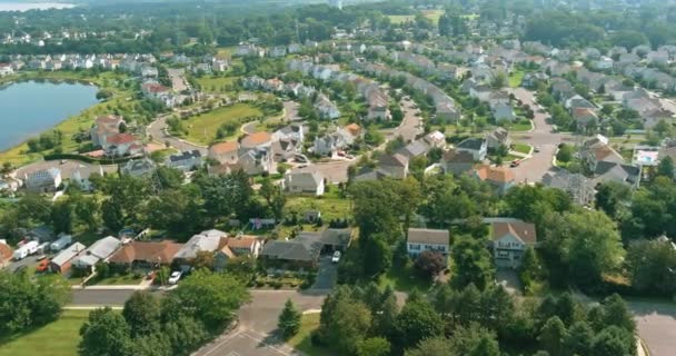 Hermosas casas de pueblo estadounidenses cerca del lago en Sayreville Nueva Jersey — Vídeos de Stock