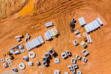 İnşaat alanının altında bir apartmanın beton hijyenik lağım boruları rögar sistemi var.