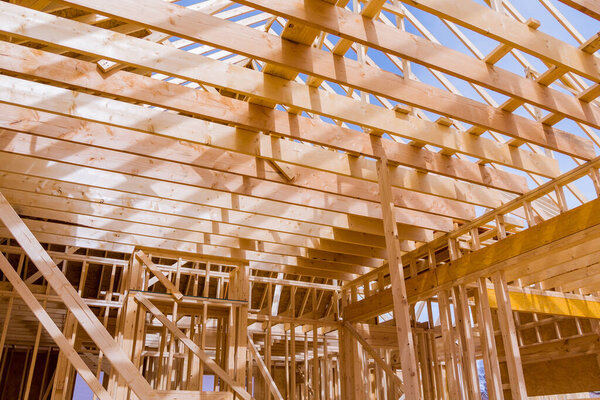 Новое здание в стадии строительства каркас палки построен столб луча