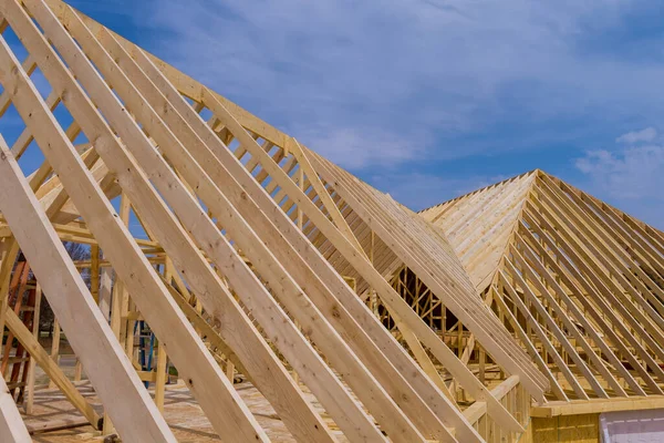 Techo de madera trusses a una casa de madera marco en construcción — Foto de Stock