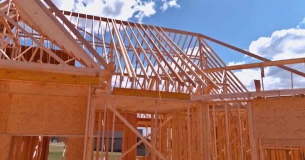 Letecký pohled na dřevěný rámový domek z dřevěného trámu na tyči postavené doma ve výstavbě — Stock video