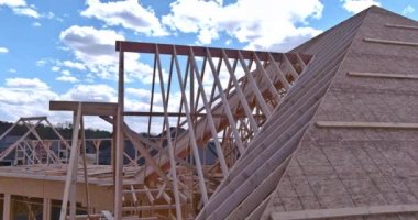Gable 'ların çatısı ahşap çerçeveli yeni inşa edilen çatı altında ev inşa edildi.