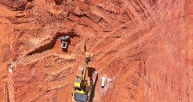 Kazı makinesinde toprak kazıcı Arial View 'daki inşaat sahasında çukur kaz