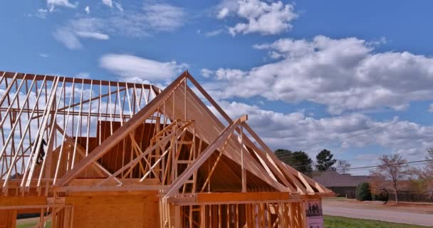 Ovanifrån av takläggning konstruktion med trätak ram byggt nytt hus — Stockvideo