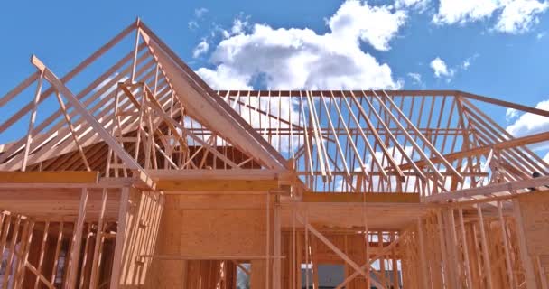 Uma armação de raios de telhado de uma casa uma a casa com o local de construção de começo. — Vídeo de Stock