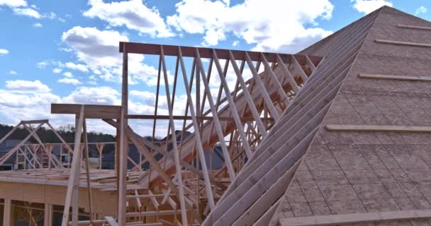 Деревянный каркас дома из брусчатки крыша на палочке построен дом в стадии строительства новая крыша здания — стоковое видео