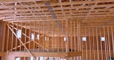 Çerçeveleme kirişlerinin altındaki ahşap çerçeve çubuğu ile inşa edilmek