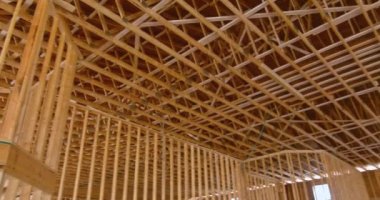 Tüm ahşap çatı kirişlerini gösteren yeni bir evin iç manzarası