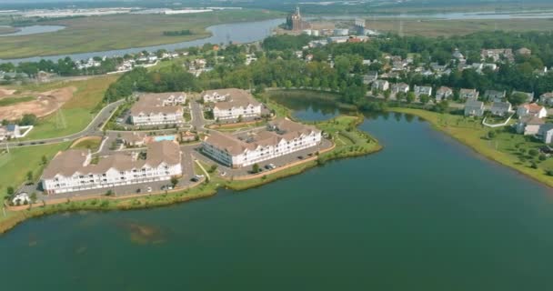 Widok z lotu ptaka na małe amerykańskie miasteczko w pobliżu stawu w Sayreville New Jersey — Wideo stockowe