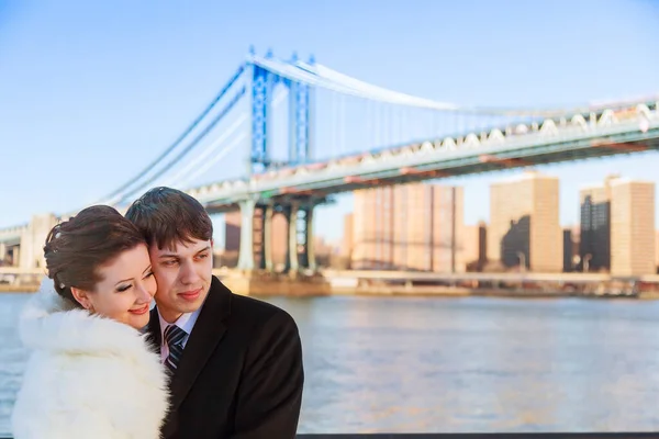 Bride and groom on the background of Brooklyn Bridge — Stock Photo, Image