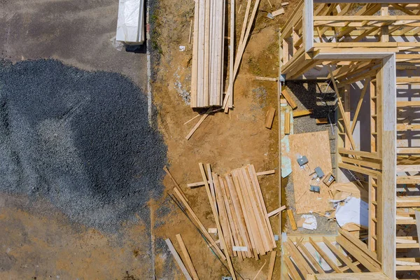 Widok z lotu ptaka drewniane belki konstrukcyjne nowego domu w budowie — Zdjęcie stockowe