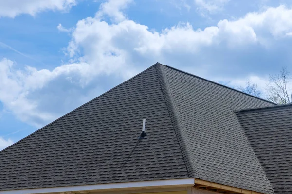 Rooftop construction on roof covered asphalt shingles roofing construction new house — Stock Photo, Image